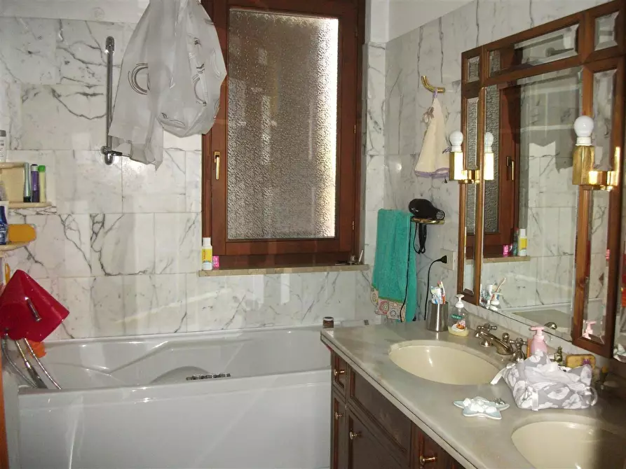 Immagine 22 di Casa trifamiliare in vendita  a Carrara