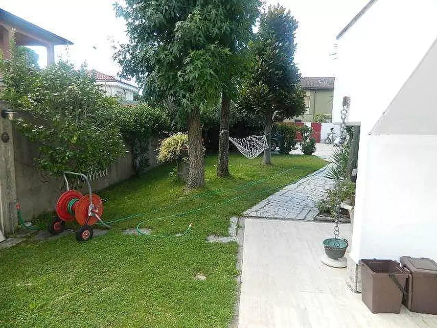 Immagine 12 di Casa trifamiliare in vendita  a Carrara