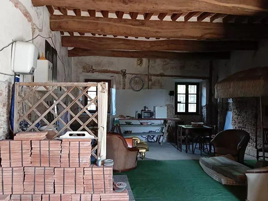 Immagine 2 di Magazzino in vendita  a Cascina