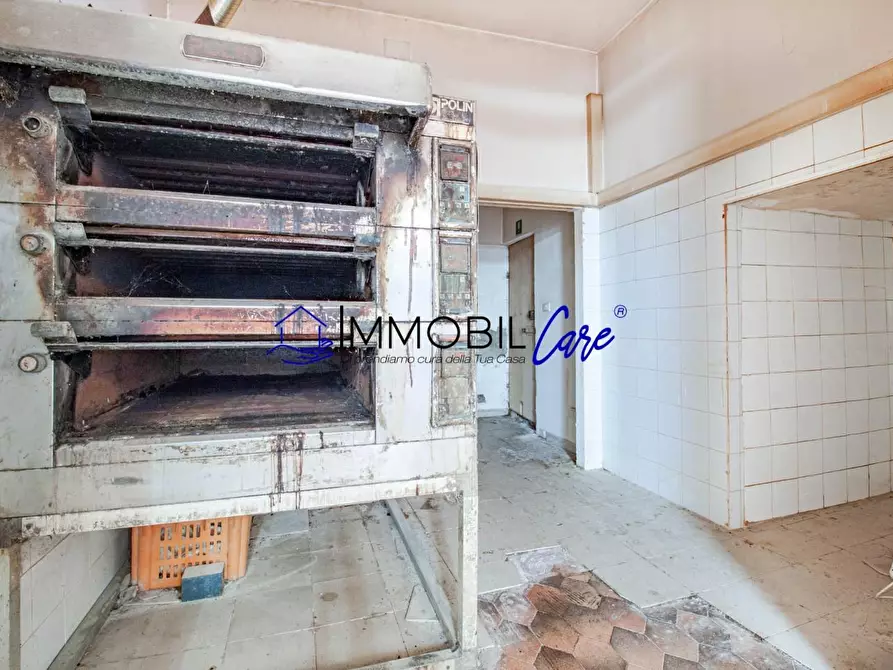 Immagine 9 di Locale commerciale in vendita  a Livorno