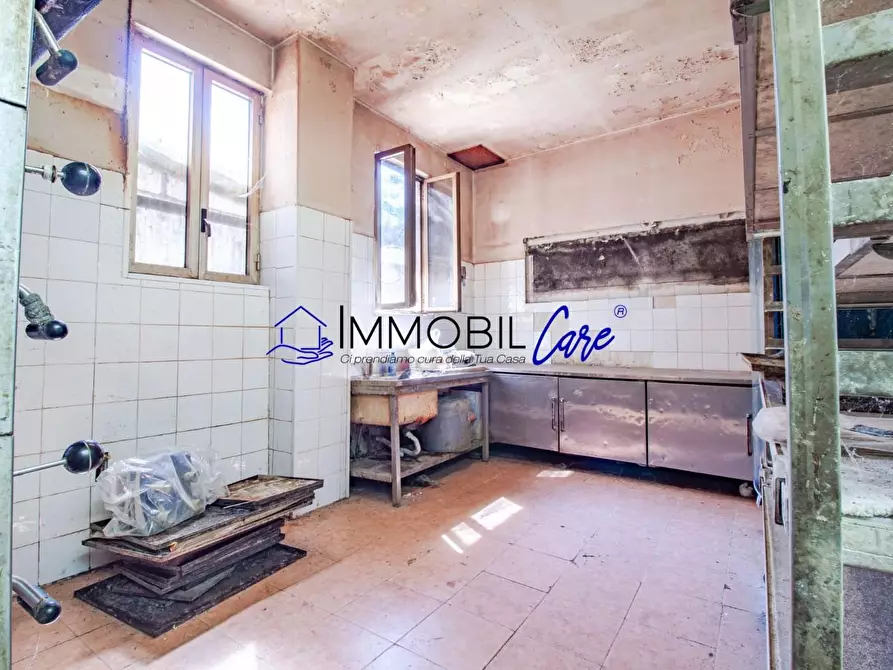 Immagine 10 di Locale commerciale in vendita  a Livorno