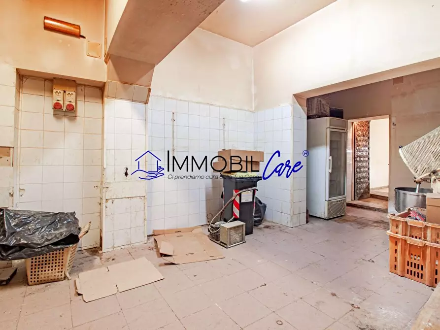 Immagine 8 di Locale commerciale in vendita  a Livorno