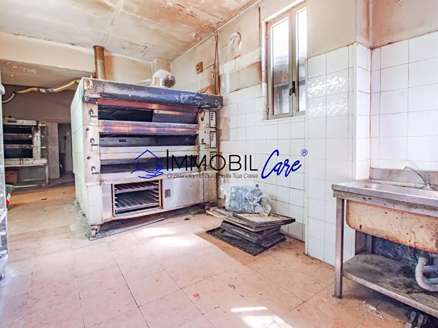 Immagine 11 di Locale commerciale in vendita  a Livorno