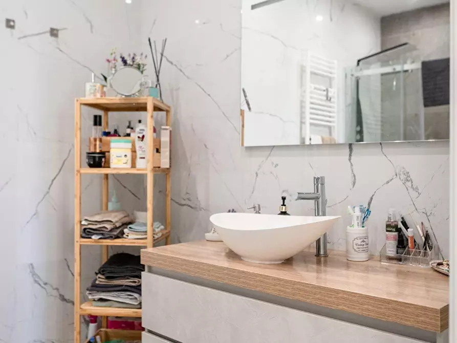 Immagine 18 di Appartamento in vendita  a La Spezia