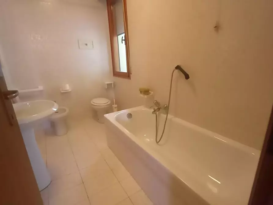 Immagine 12 di Appartamento in vendita  a Camaiore