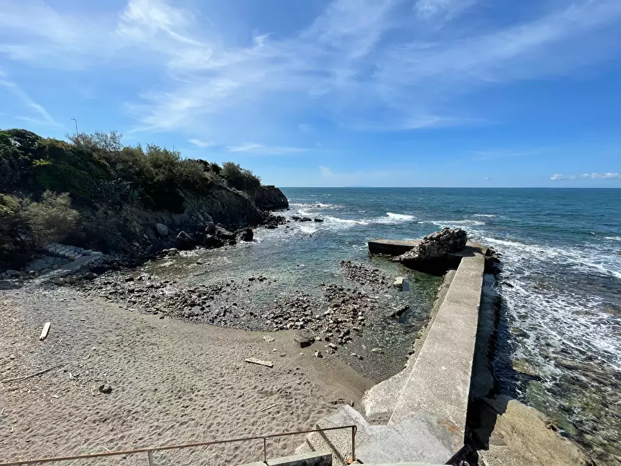 Immagine 8 di Appartamento in vendita  a Livorno