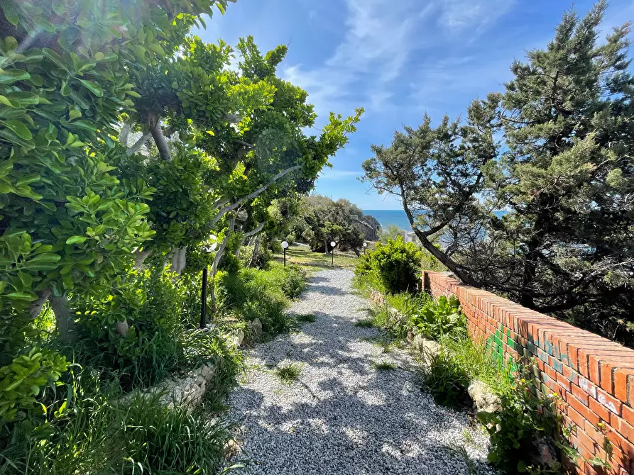 Immagine 11 di Appartamento in vendita  a Livorno