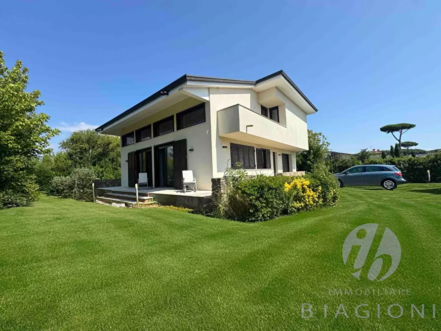 Immagine 2 di Villa in vendita  a Pietrasanta