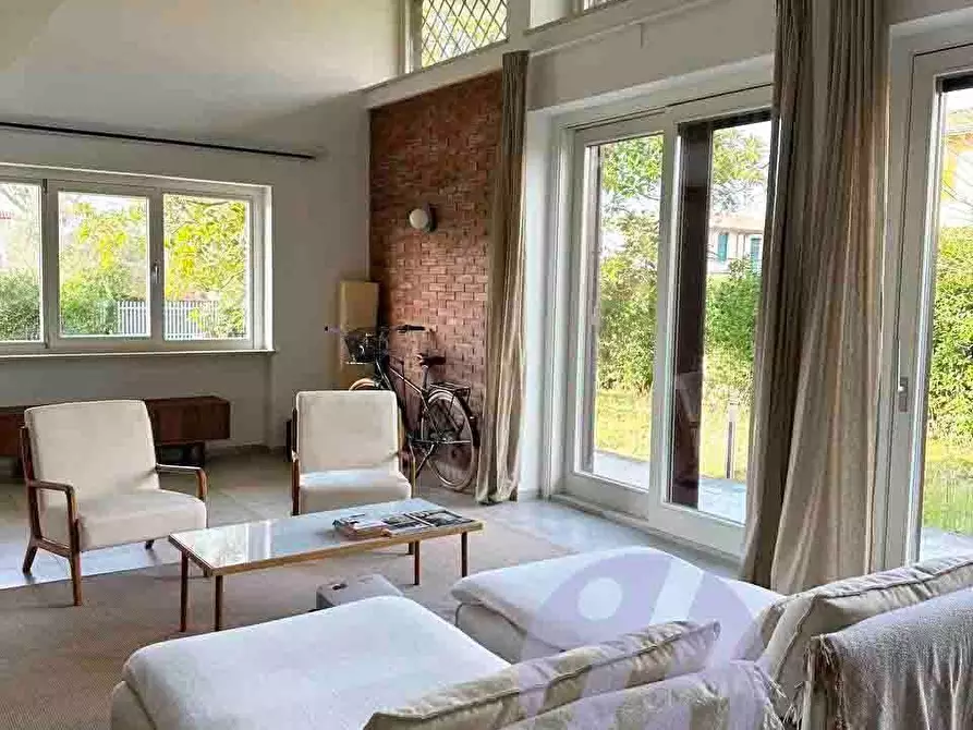 Immagine 12 di Villa in vendita  a Pietrasanta