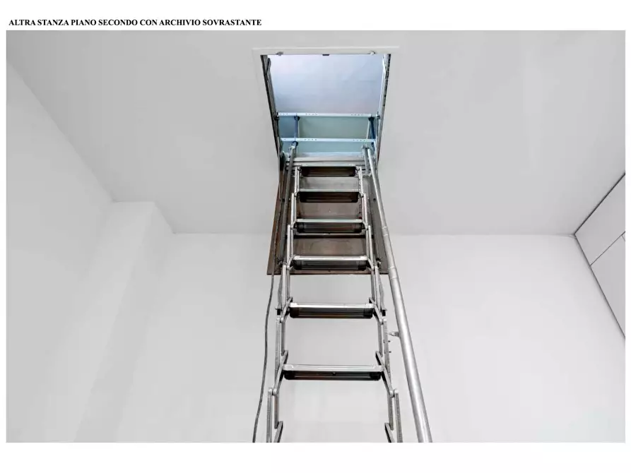 Immagine 8 di Ufficio in affitto  a Massa