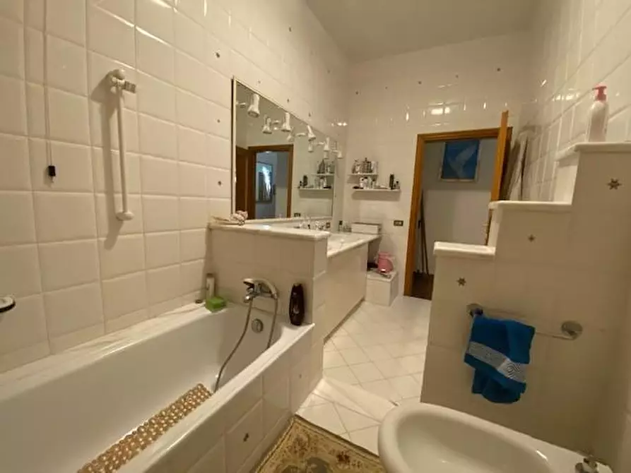 Immagine 23 di Villa in vendita  a Cascina