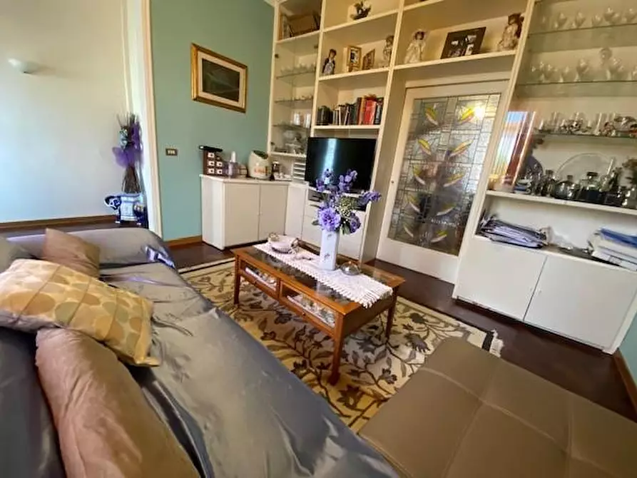 Immagine 1 di Villa in vendita  a Cascina