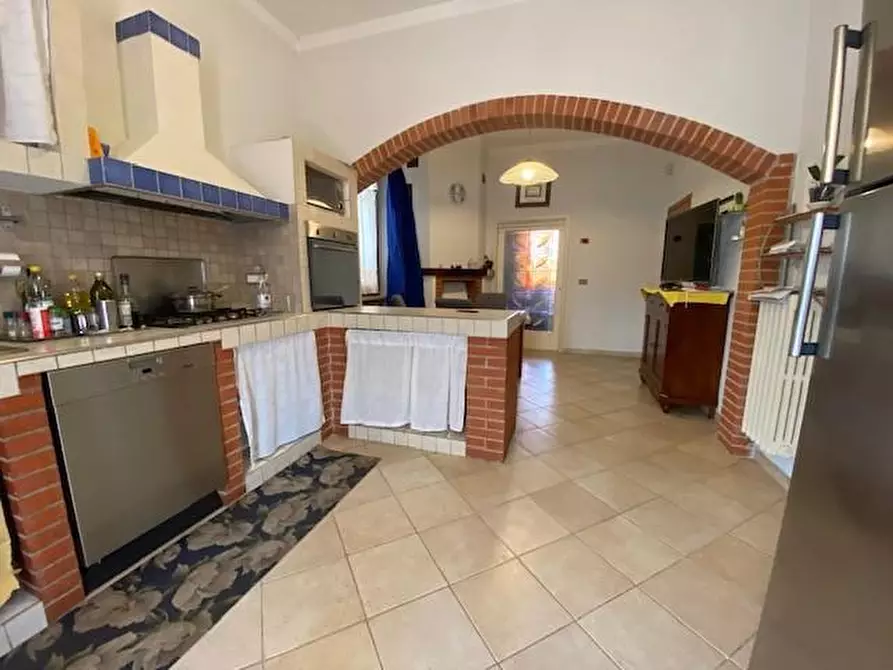 Immagine 5 di Villa in vendita  a Cascina