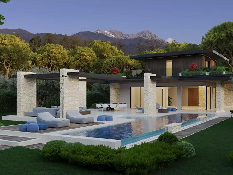 Immagine 1 di Villa in vendita  a Forte Dei Marmi
