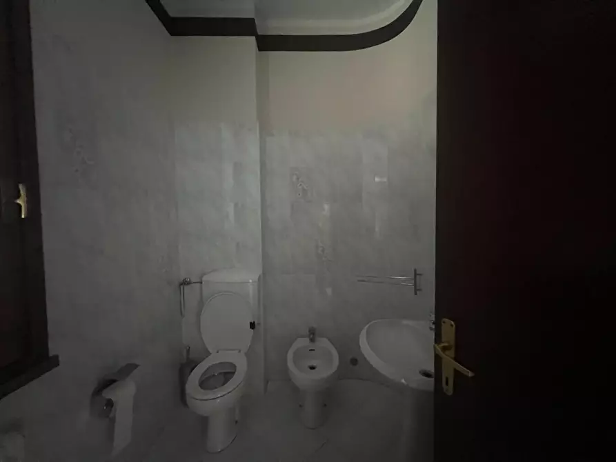 Immagine 18 di Negozio in affitto  a Empoli