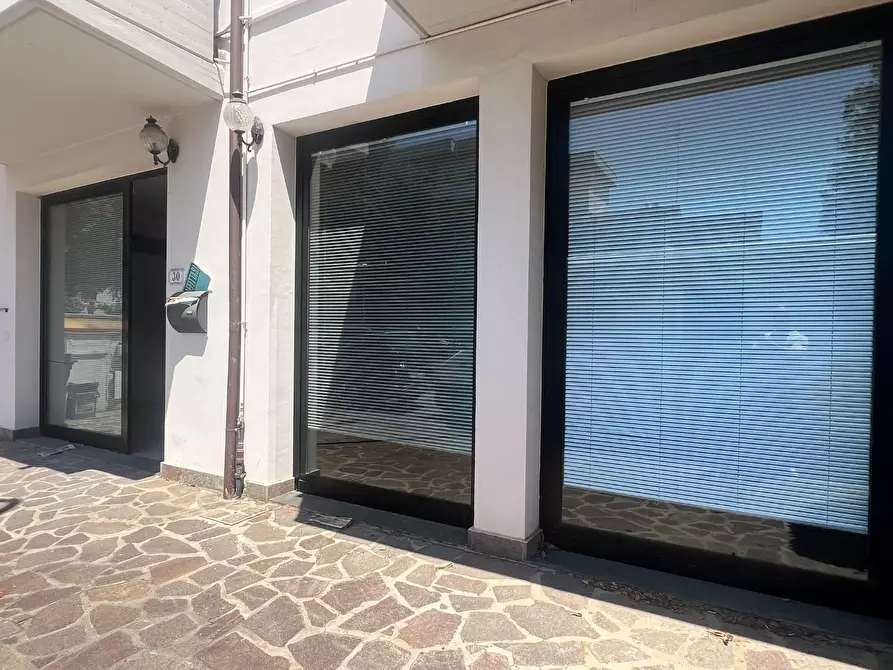 Immagine 2 di Negozio in affitto  a Empoli