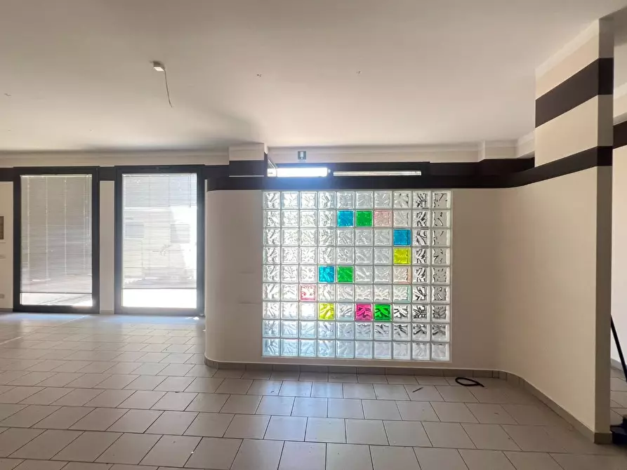 Immagine 3 di Negozio in affitto  a Empoli