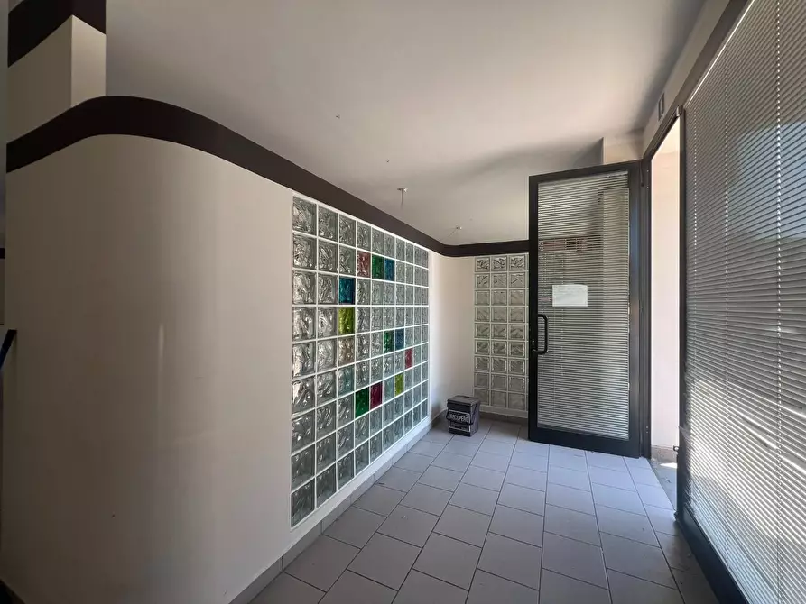 Immagine 16 di Negozio in affitto  a Empoli