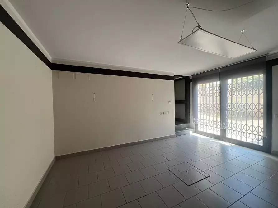 Immagine 9 di Negozio in affitto  a Empoli
