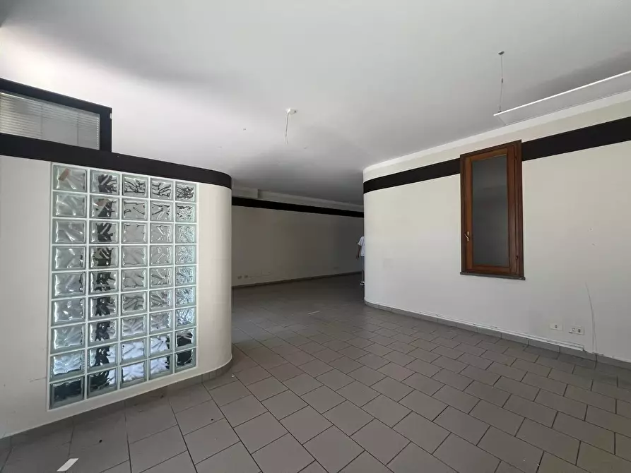 Immagine 6 di Negozio in affitto  a Empoli