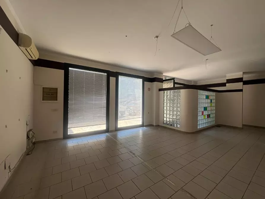 Immagine 15 di Negozio in affitto  a Empoli