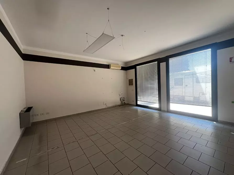 Immagine 13 di Negozio in affitto  a Empoli