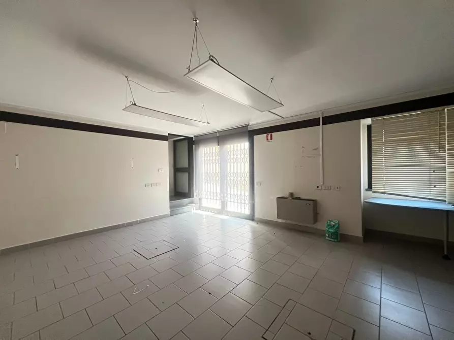 Immagine 8 di Negozio in affitto  a Empoli