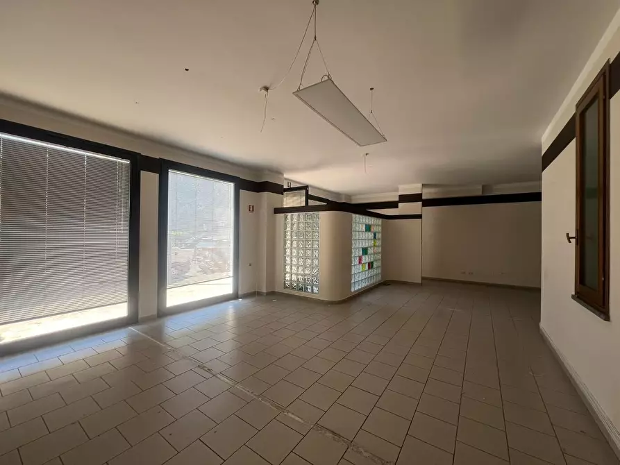 Immagine 14 di Negozio in affitto  a Empoli