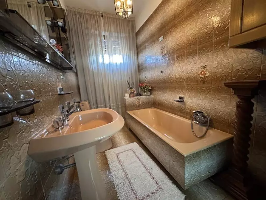 Immagine 25 di Villa in vendita  a Massa