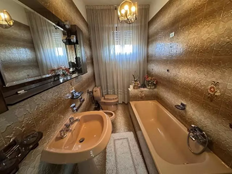 Immagine 26 di Villa in vendita  a Massa