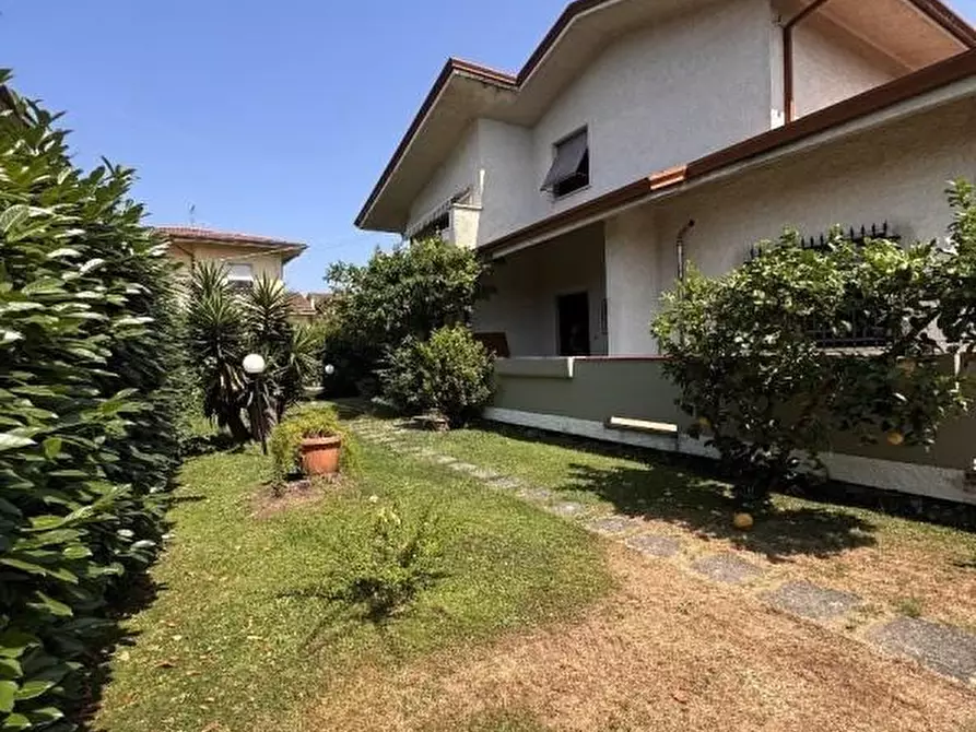 Immagine 2 di Villa in vendita  a Massa