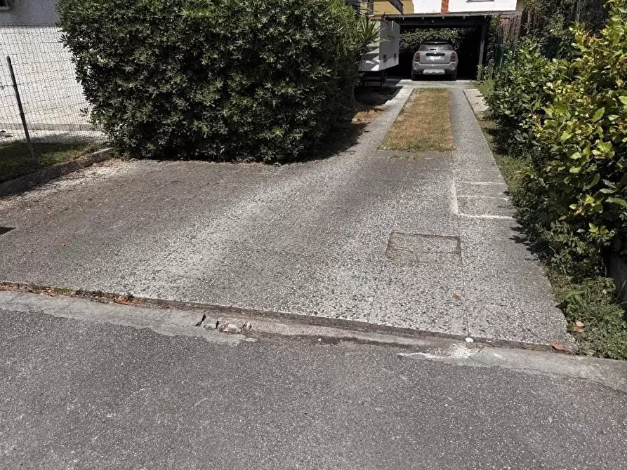 Immagine 28 di Villa in vendita  a Massa