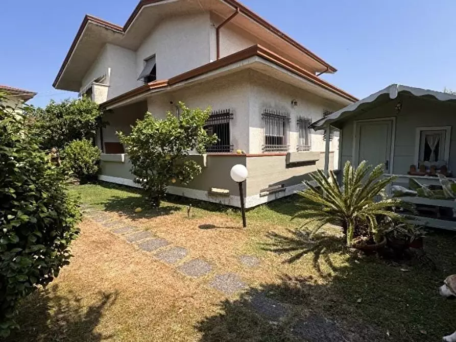 Immagine 1 di Villa in vendita  a Massa