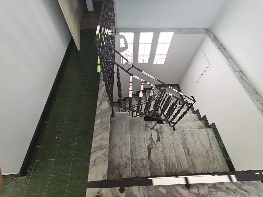 Immagine 14 di Ufficio in vendita  a Lucca