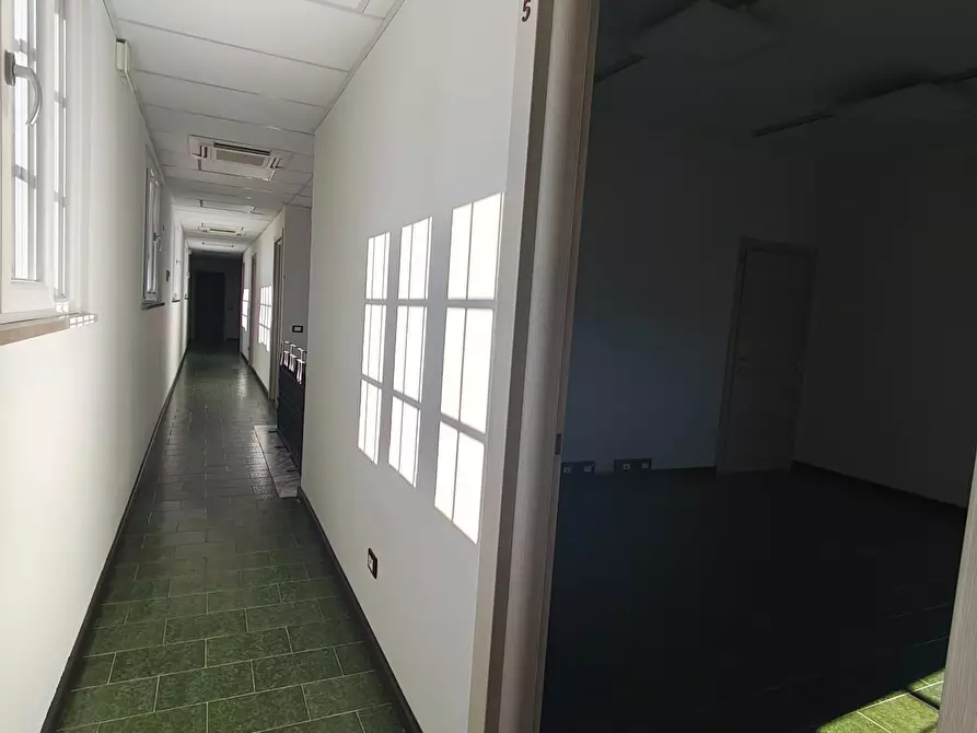 Immagine 4 di Ufficio in vendita  a Lucca