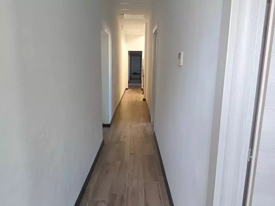 Immagine 28 di Ufficio in vendita  a Lucca