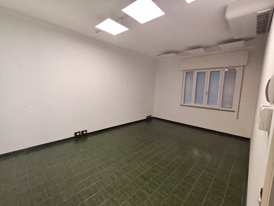 Immagine 8 di Ufficio in vendita  a Lucca