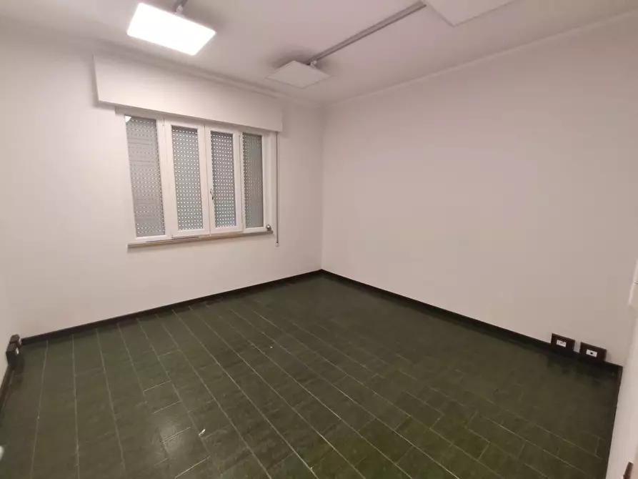 Immagine 7 di Ufficio in vendita  a Lucca