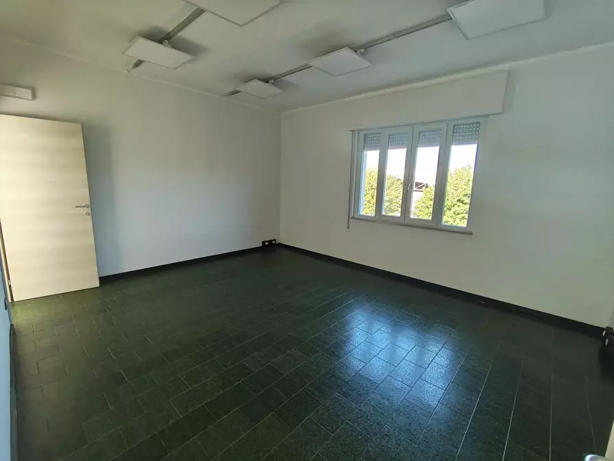 Immagine 11 di Ufficio in vendita  a Lucca