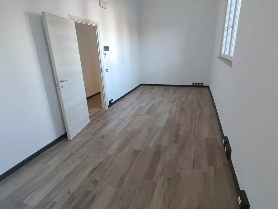 Immagine 24 di Ufficio in vendita  a Lucca