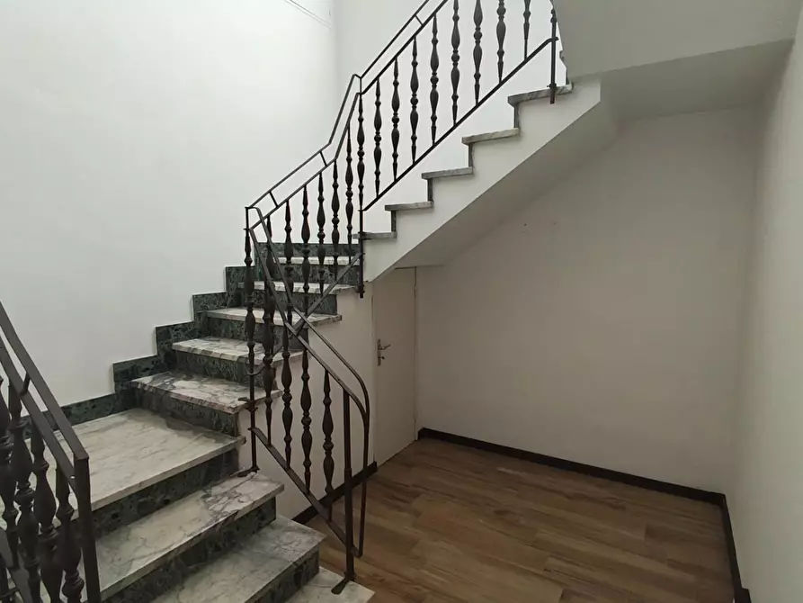 Immagine 22 di Ufficio in vendita  a Lucca