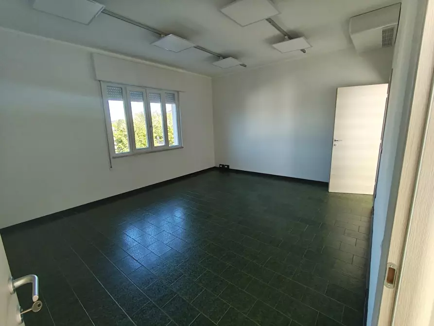 Immagine 7 di Ufficio in affitto  a Lucca