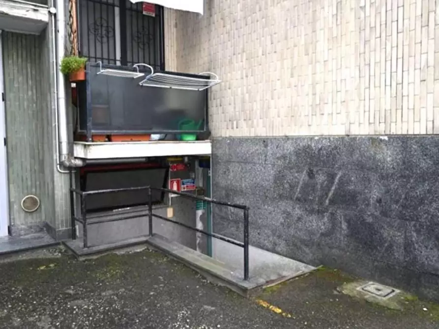 Immagine 1 di Magazzino in vendita  a Rozzano