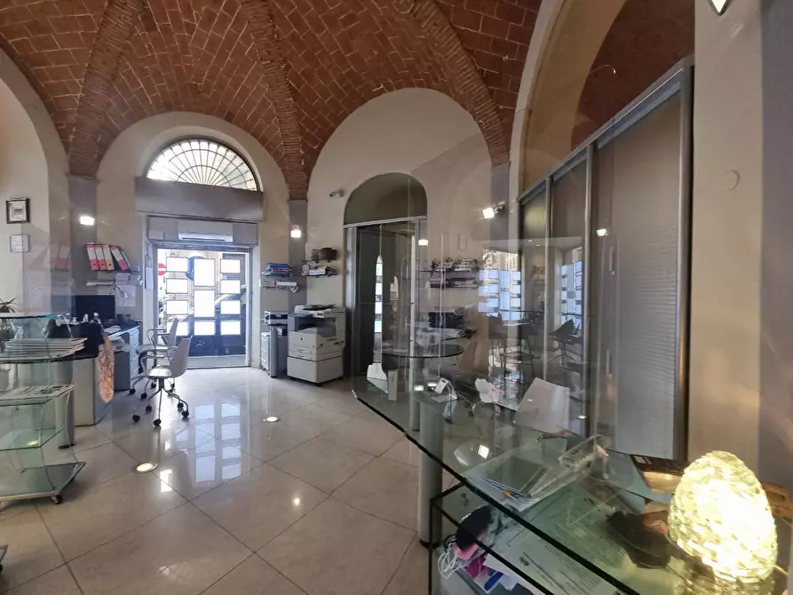 Immagine 11 di Locale commerciale in vendita  a Livorno