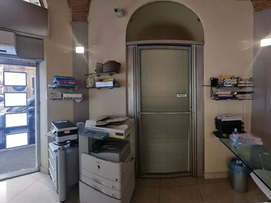 Immagine 21 di Locale commerciale in vendita  a Livorno