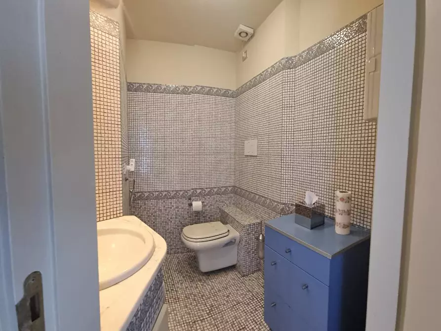 Immagine 12 di Locale commerciale in vendita  a Livorno