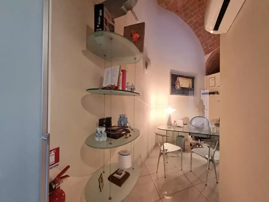 Immagine 24 di Locale commerciale in vendita  a Livorno