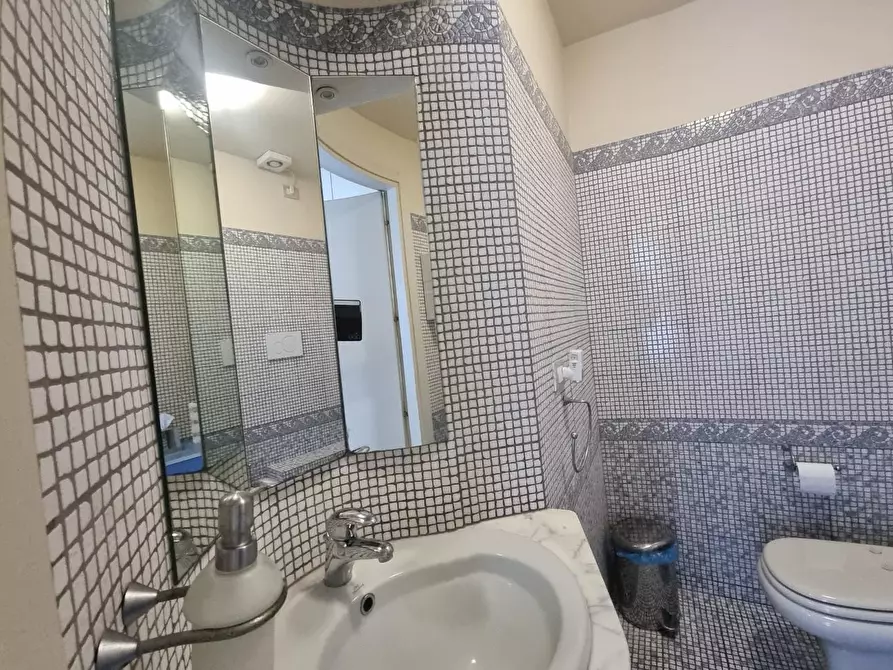 Immagine 14 di Locale commerciale in vendita  a Livorno