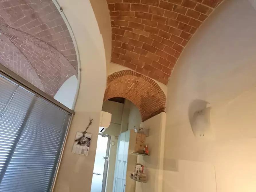 Immagine 29 di Locale commerciale in vendita  a Livorno