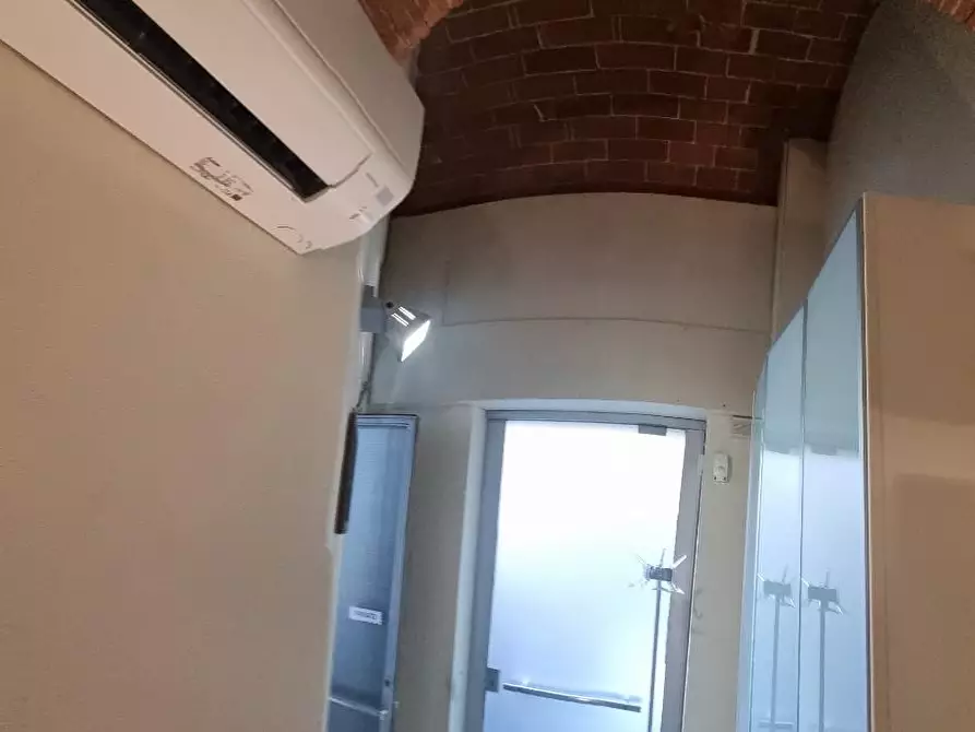 Immagine 31 di Locale commerciale in vendita  a Livorno